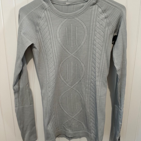 Lululemon running shirt size 2 - Picture 2 of 3